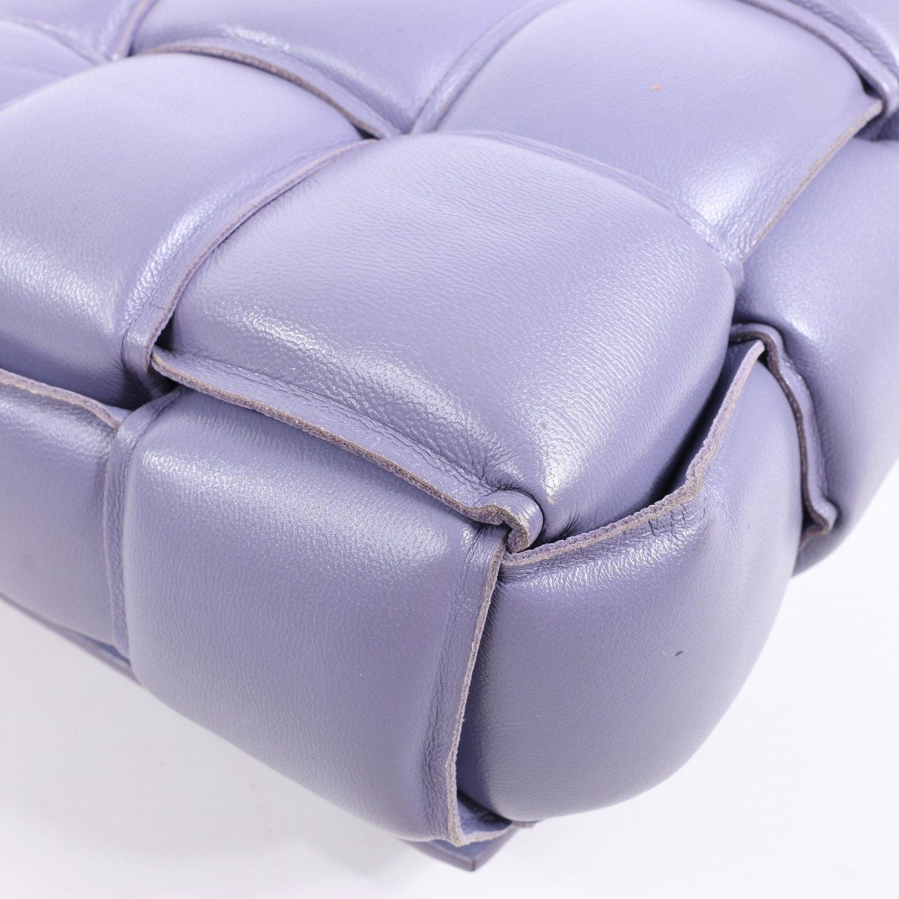 Bottega Veneta Padded Cassette Maxi Intrecciato Leather Shoulder Bag in Purple Paars