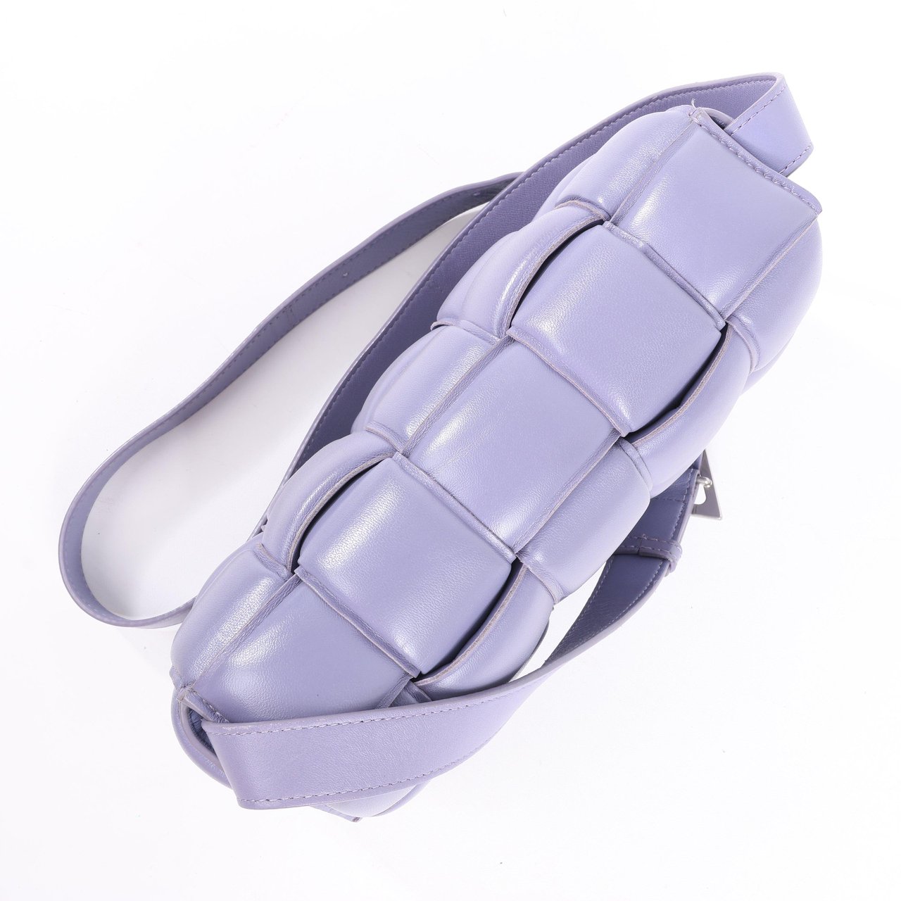 Bottega Veneta Padded Cassette Maxi Intrecciato Leather Shoulder Bag in Purple Paars