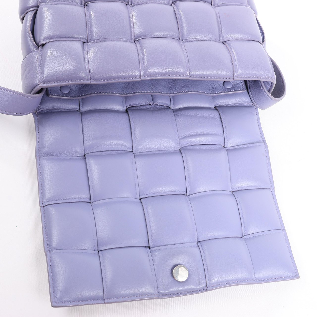 Bottega Veneta Padded Cassette Maxi Intrecciato Leather Shoulder Bag in Purple Paars