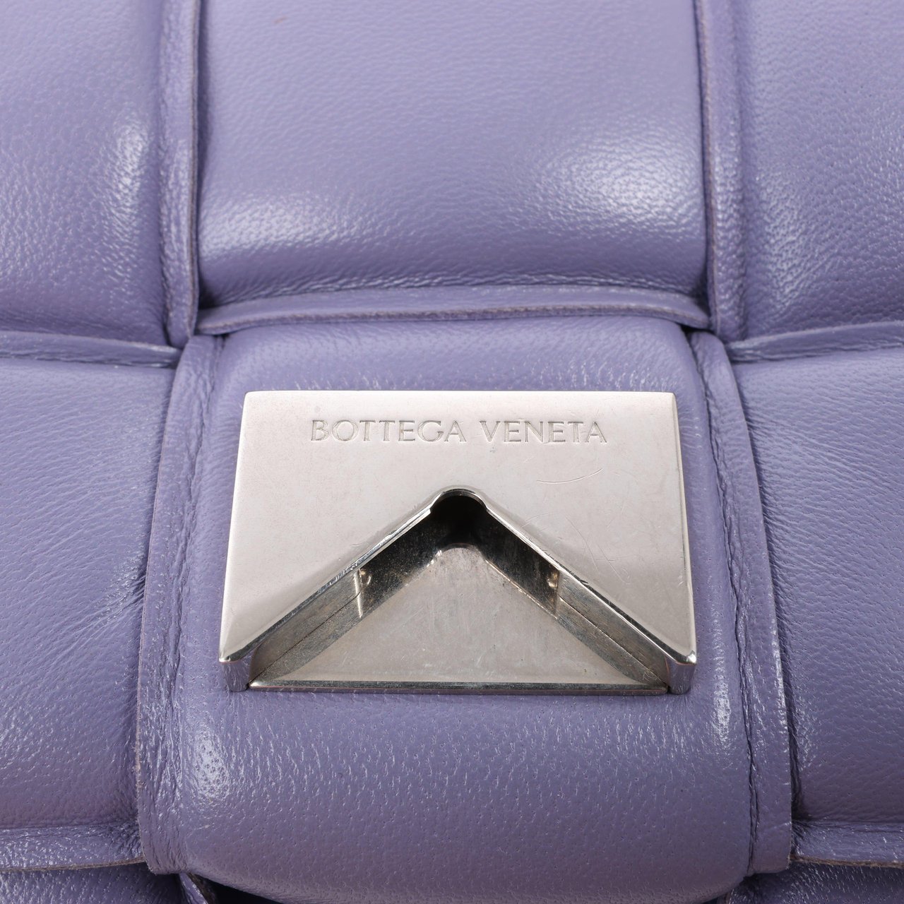 Bottega Veneta Padded Cassette Maxi Intrecciato Leather Shoulder Bag in Purple Paars