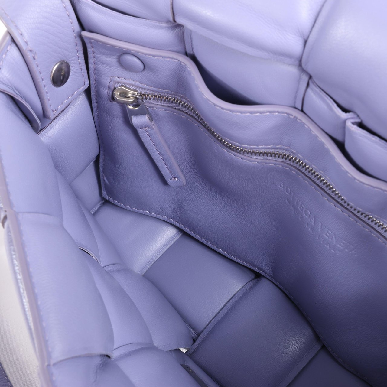 Bottega Veneta Padded Cassette Maxi Intrecciato Leather Shoulder Bag in Purple Paars