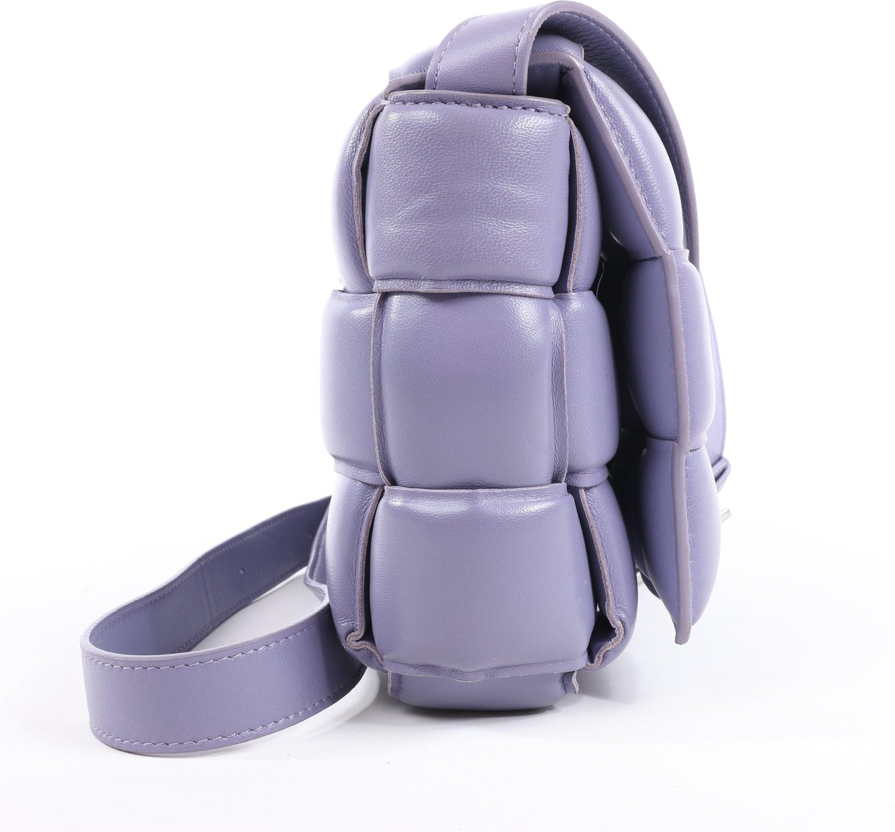 Bottega Veneta Padded Cassette Maxi Intrecciato Leather Shoulder Bag in Purple Paars