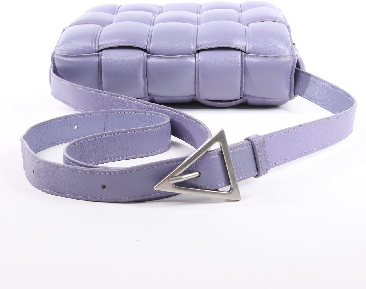 Bottega Veneta Padded Cassette Maxi Intrecciato Leather Shoulder Bag in Purple Paars