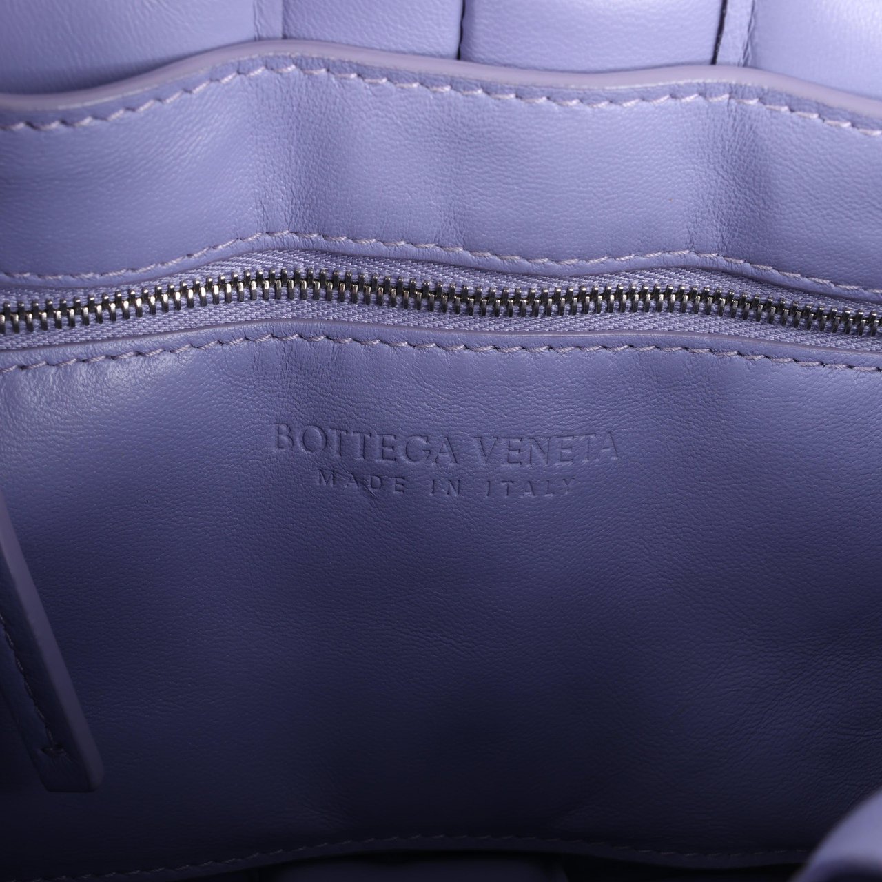 Bottega Veneta Padded Cassette Maxi Intrecciato Leather Shoulder Bag in Purple Paars