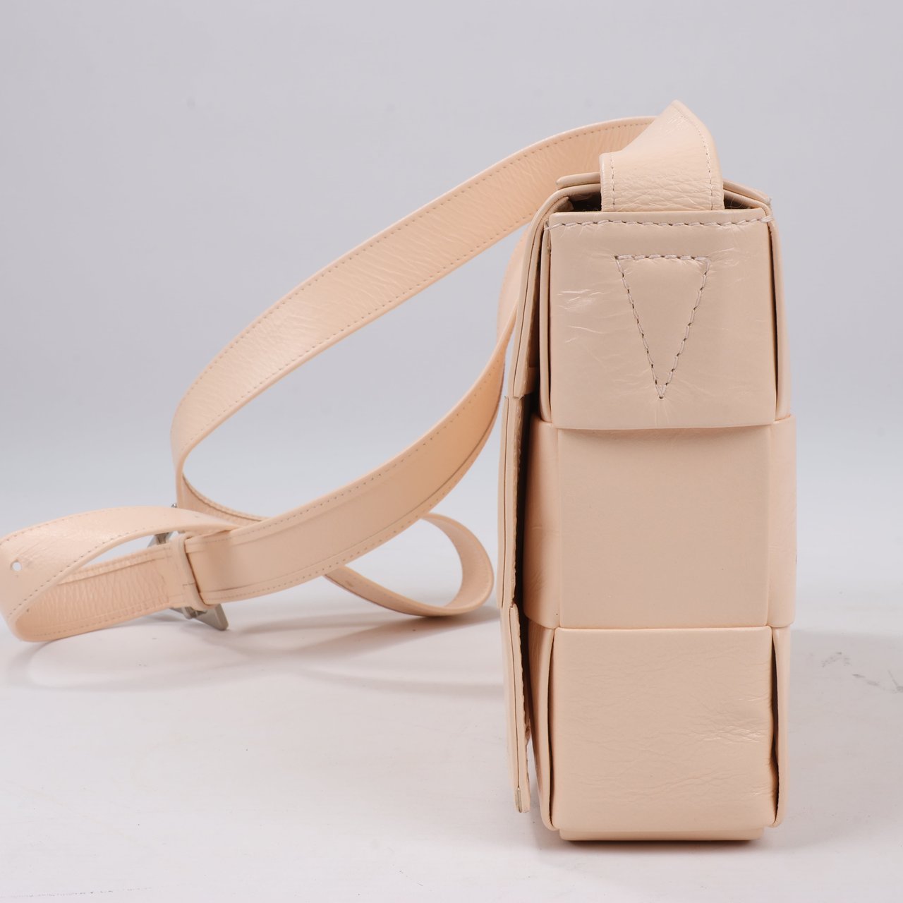 Bottega Veneta Maxi Intrecciato Cassette Leather Shoulder Bag in Powder Beige Beige