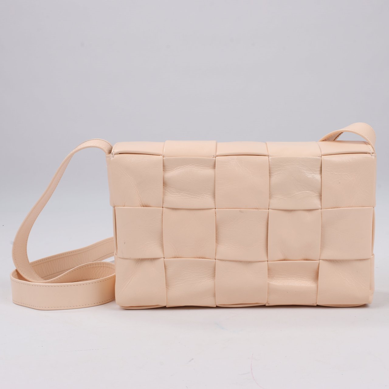 Bottega Veneta Maxi Intrecciato Cassette Leather Shoulder Bag in Powder Beige Beige