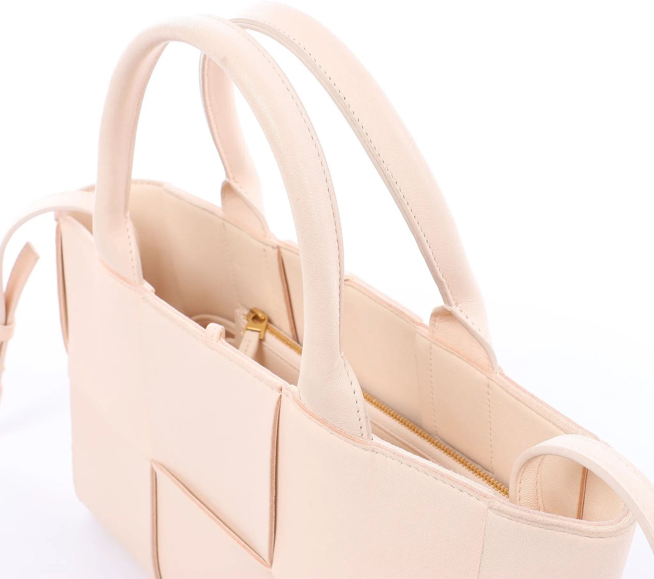 Bottega Veneta The Arco Maxi Intrecciato Leather Handbag in Pink Roze