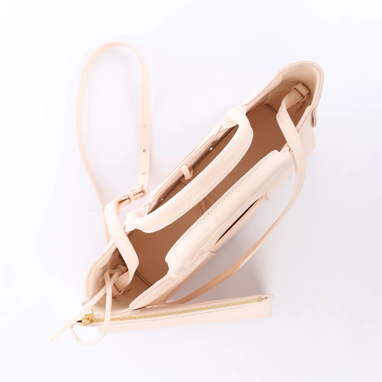 Bottega Veneta The Arco Maxi Intrecciato Leather Handbag in Pink Roze