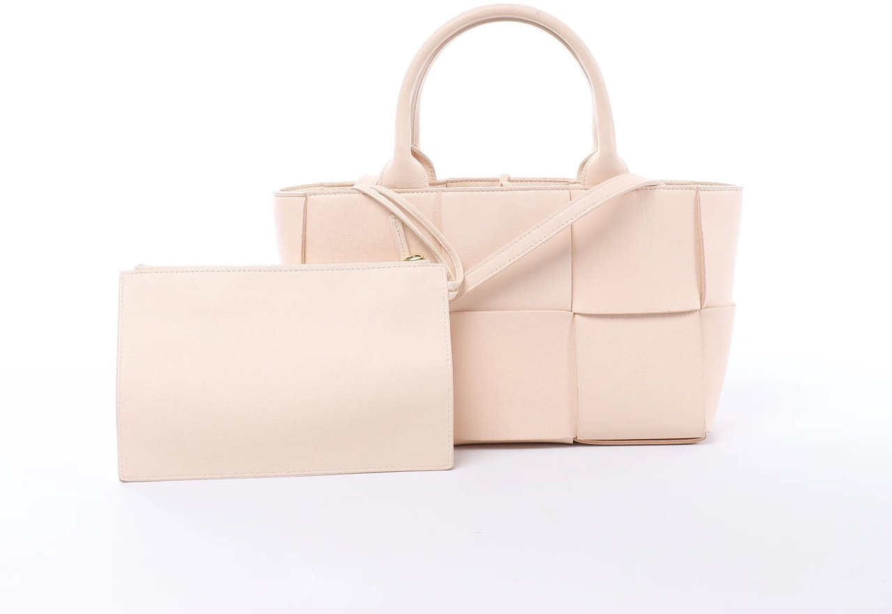 Bottega Veneta The Arco Maxi Intrecciato Leather Handbag in Pink Roze