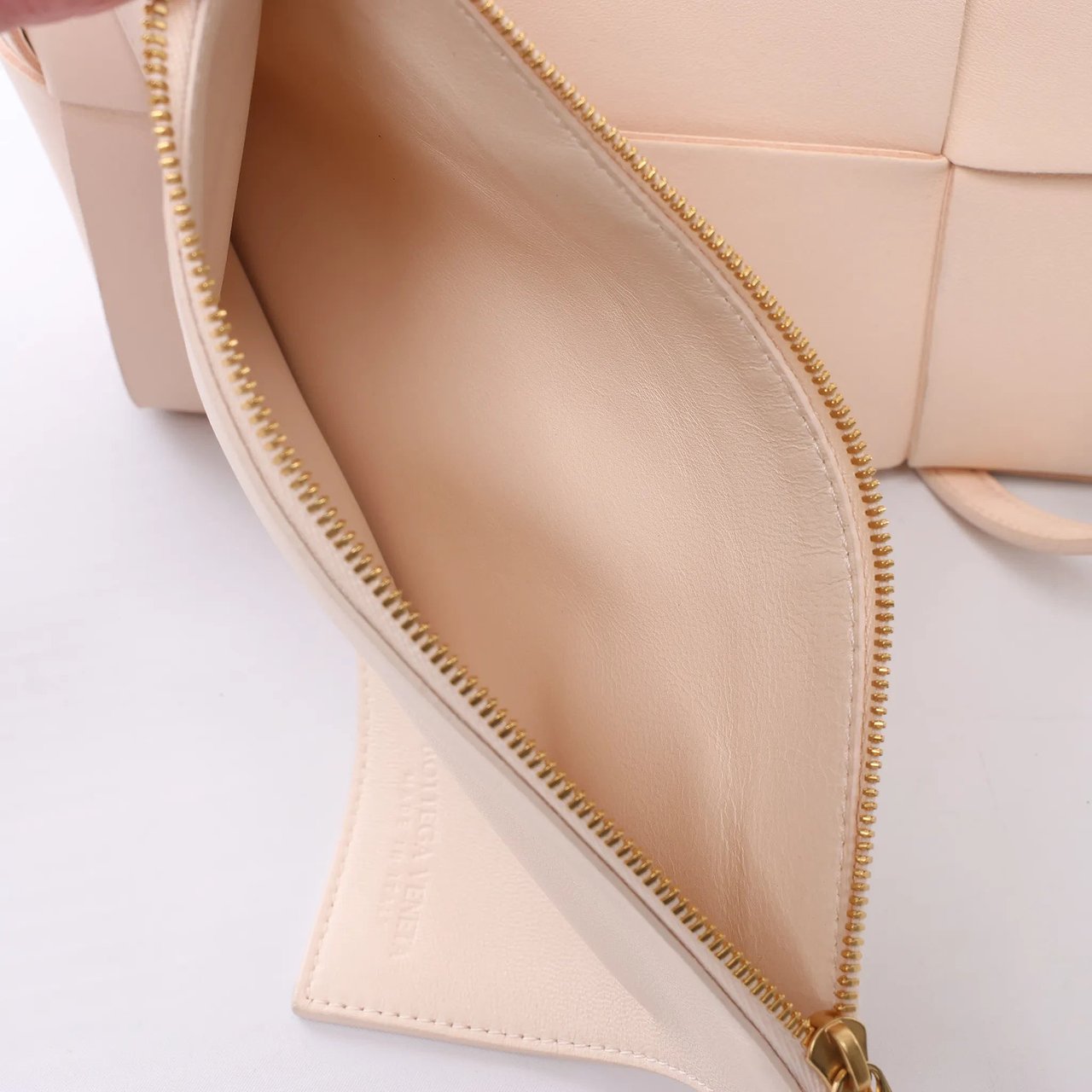 Bottega Veneta The Arco Maxi Intrecciato Leather Handbag in Pink Roze