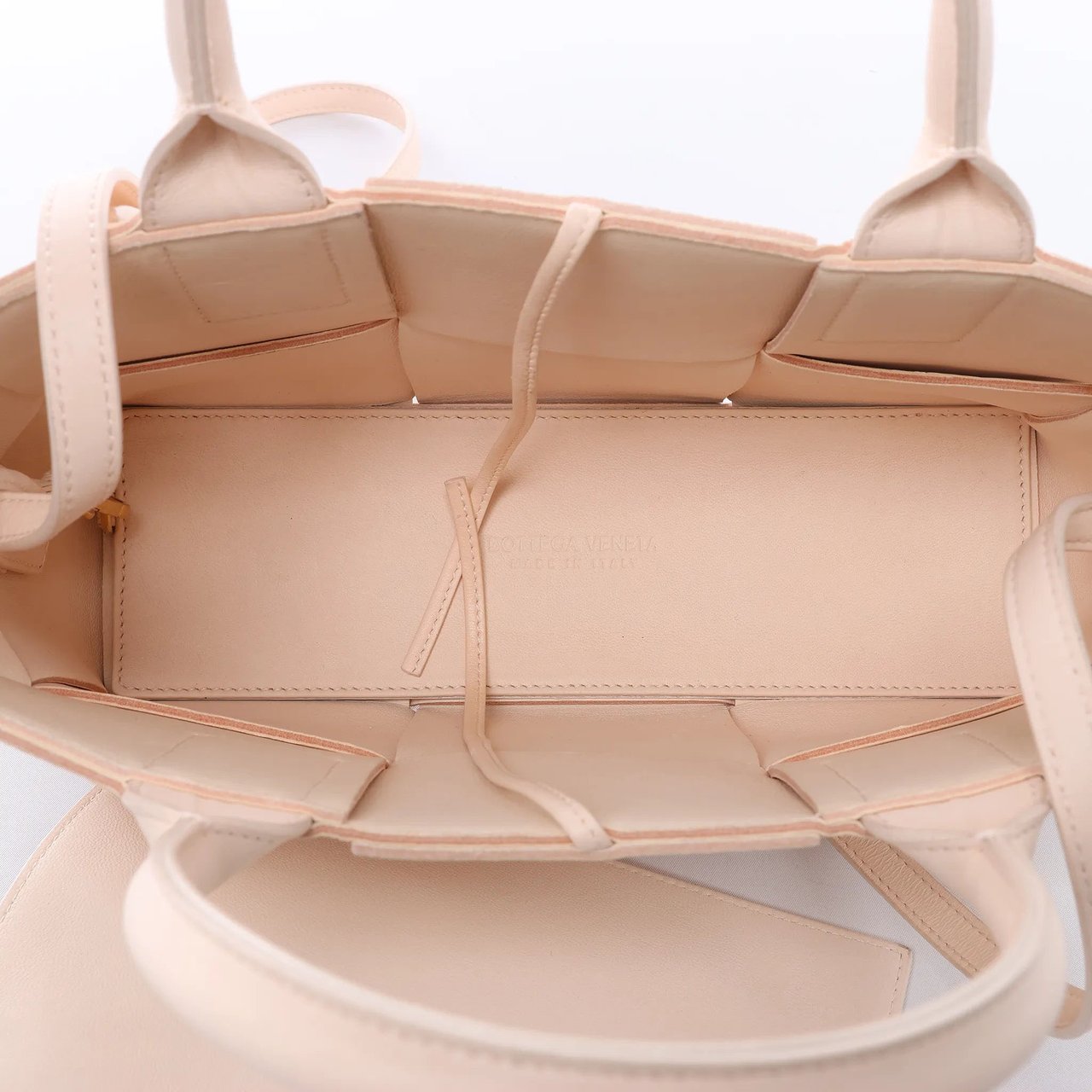 Bottega Veneta The Arco Maxi Intrecciato Leather Handbag in Pink Roze