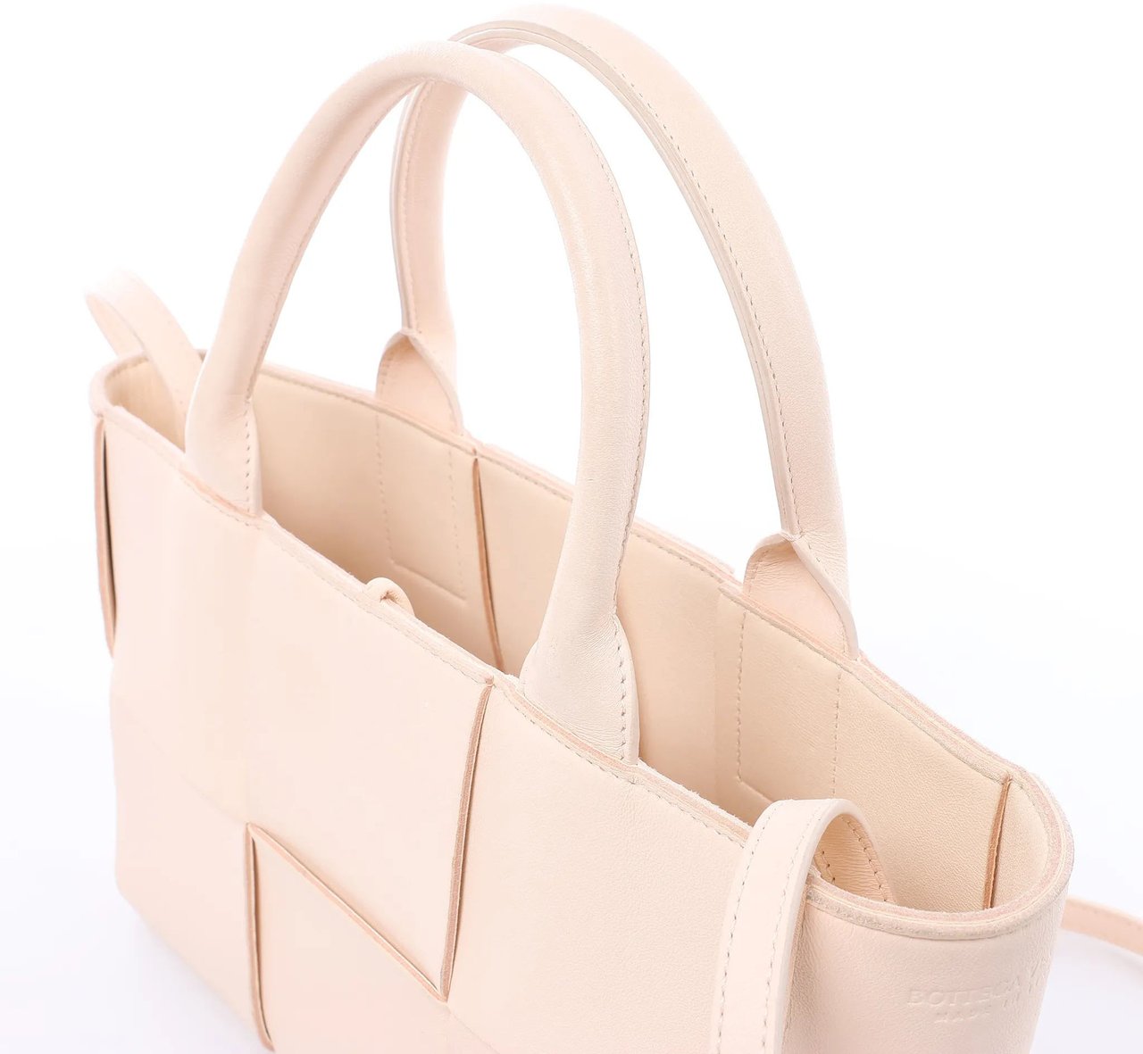 Bottega Veneta The Arco Maxi Intrecciato Leather Handbag in Pink Roze