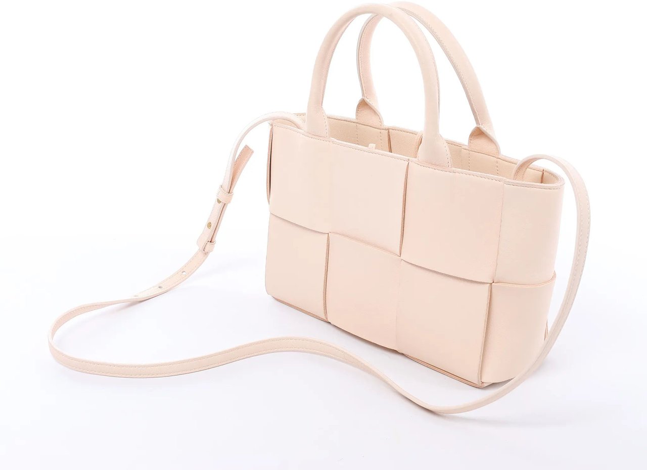Bottega Veneta The Arco Maxi Intrecciato Leather Handbag in Pink Roze