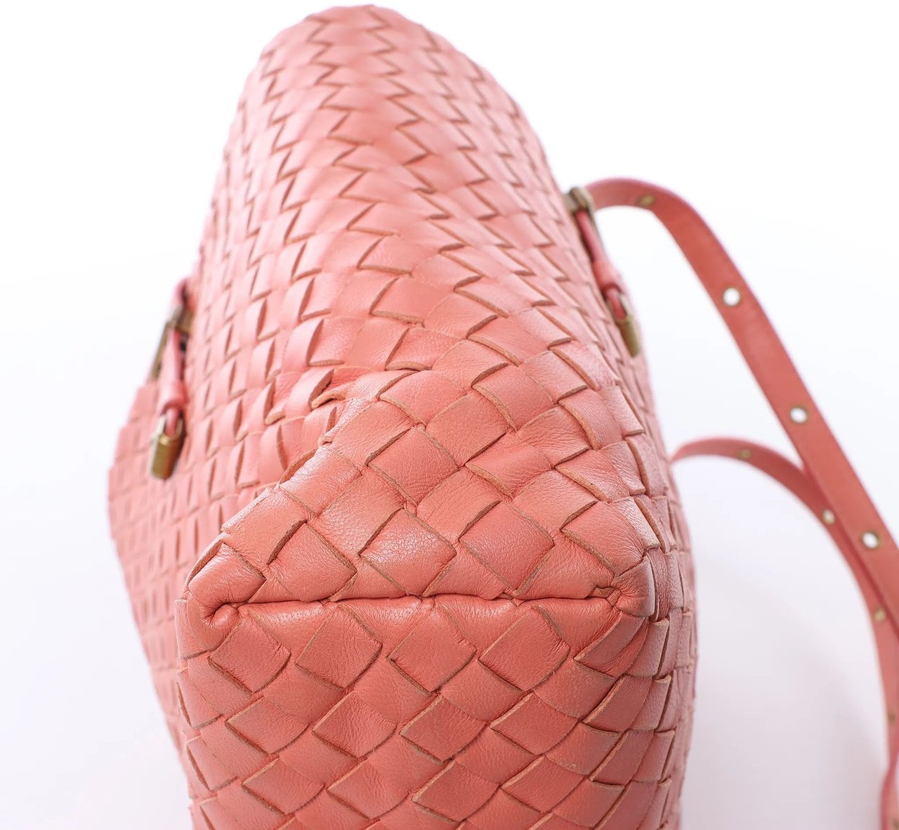 Bottega Veneta Intrecciato Leather Shoulder Bag in Pink Roze