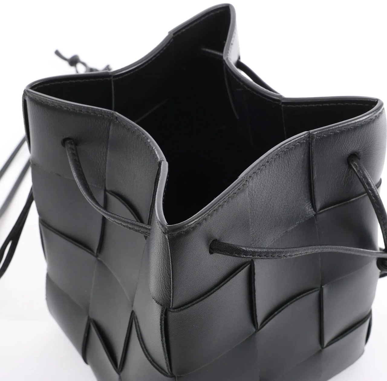 Bottega Veneta Cassette Mini Bucket Maxi Intrecciato Leather Handbag in Black Zwart