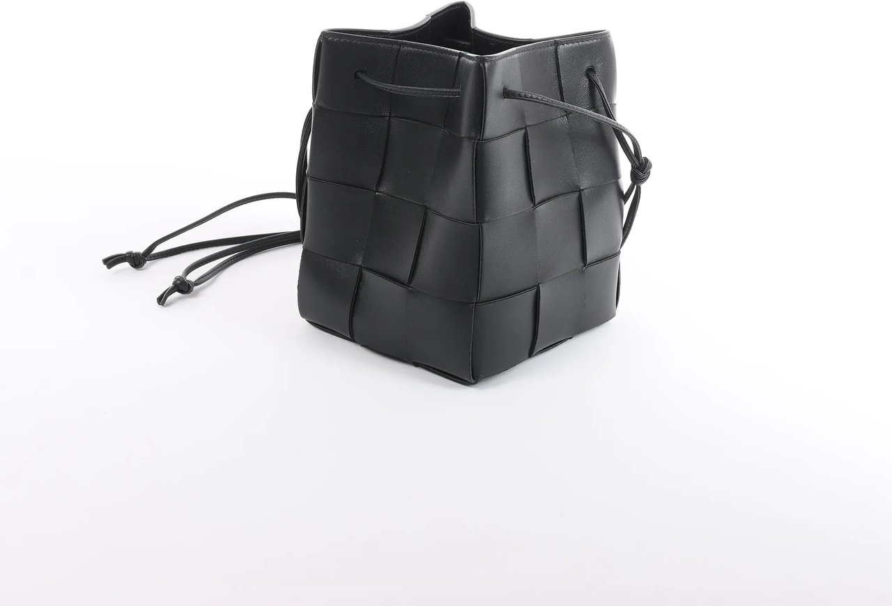 Bottega Veneta Cassette Mini Bucket Maxi Intrecciato Leather Handbag in Black Zwart