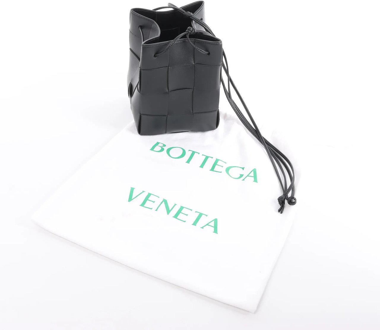 Bottega Veneta Cassette Mini Bucket Maxi Intrecciato Leather Handbag in Black Zwart