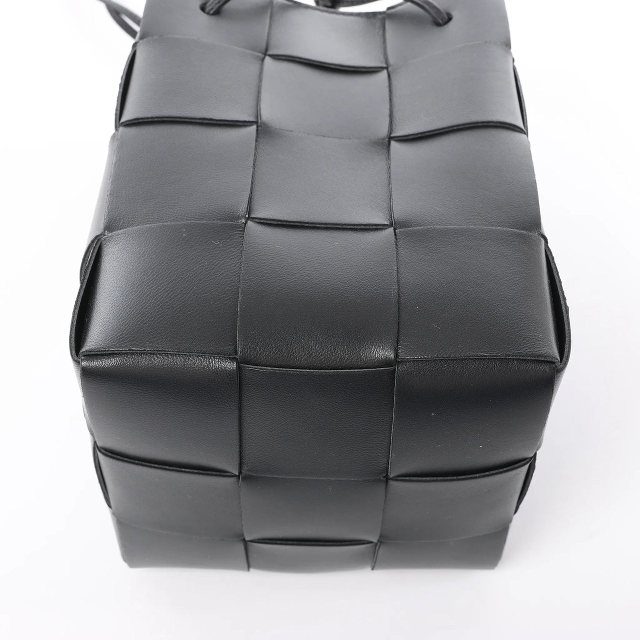 Bottega Veneta Cassette Mini Bucket Maxi Intrecciato Leather Handbag in Black Zwart