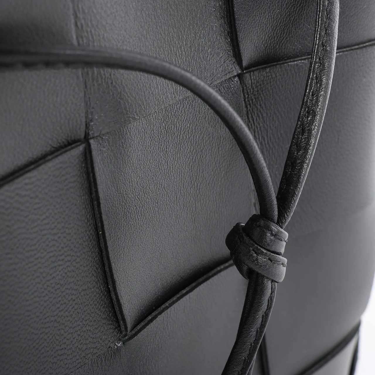Bottega Veneta Cassette Mini Bucket Maxi Intrecciato Leather Handbag in Black Zwart