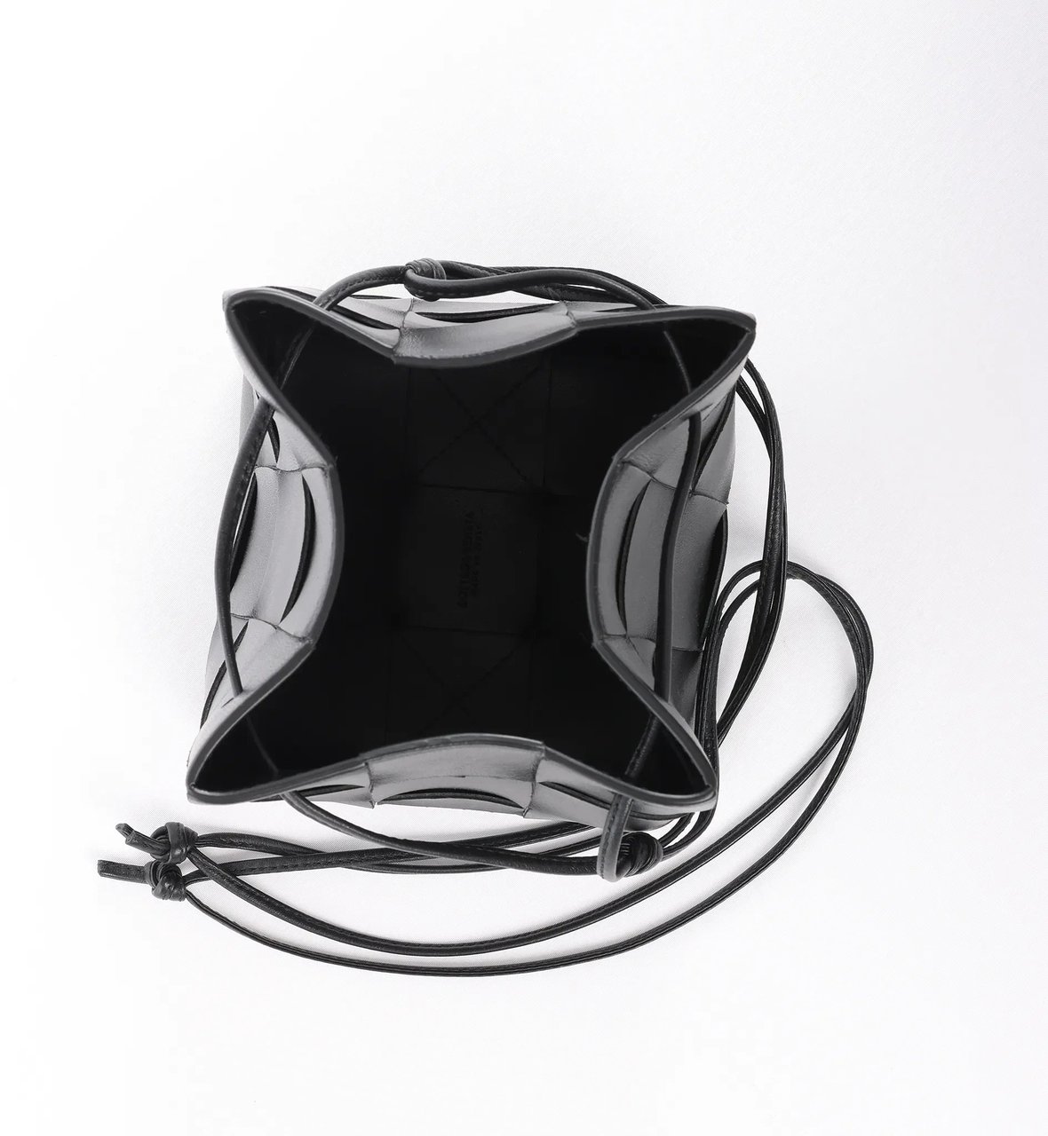 Bottega Veneta Cassette Mini Bucket Maxi Intrecciato Leather Handbag in Black Zwart