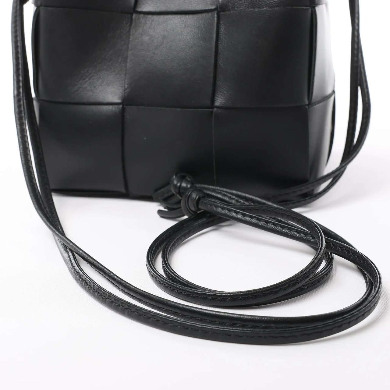 Bottega Veneta Cassette Mini Bucket Maxi Intrecciato Leather Handbag in Black Zwart