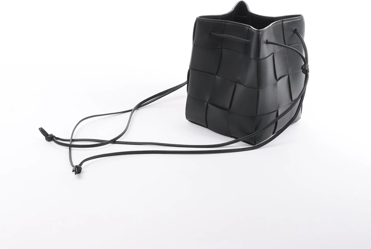 Bottega Veneta Cassette Mini Bucket Maxi Intrecciato Leather Handbag in Black Zwart