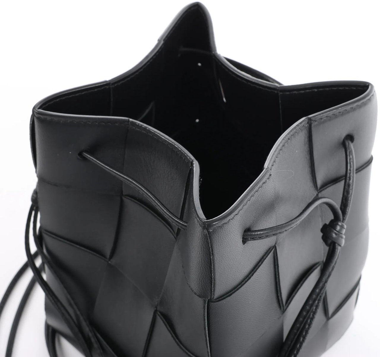 Bottega Veneta Cassette Mini Bucket Maxi Intrecciato Leather Handbag in Black Zwart