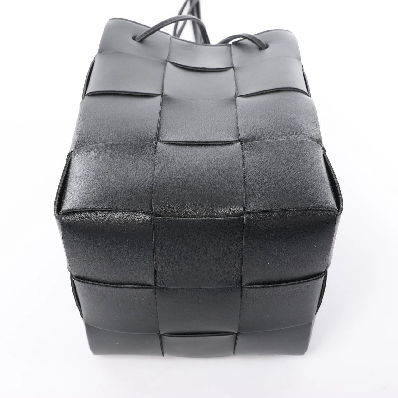 Bottega Veneta Cassette Mini Bucket Maxi Intrecciato Leather Handbag in Black Zwart