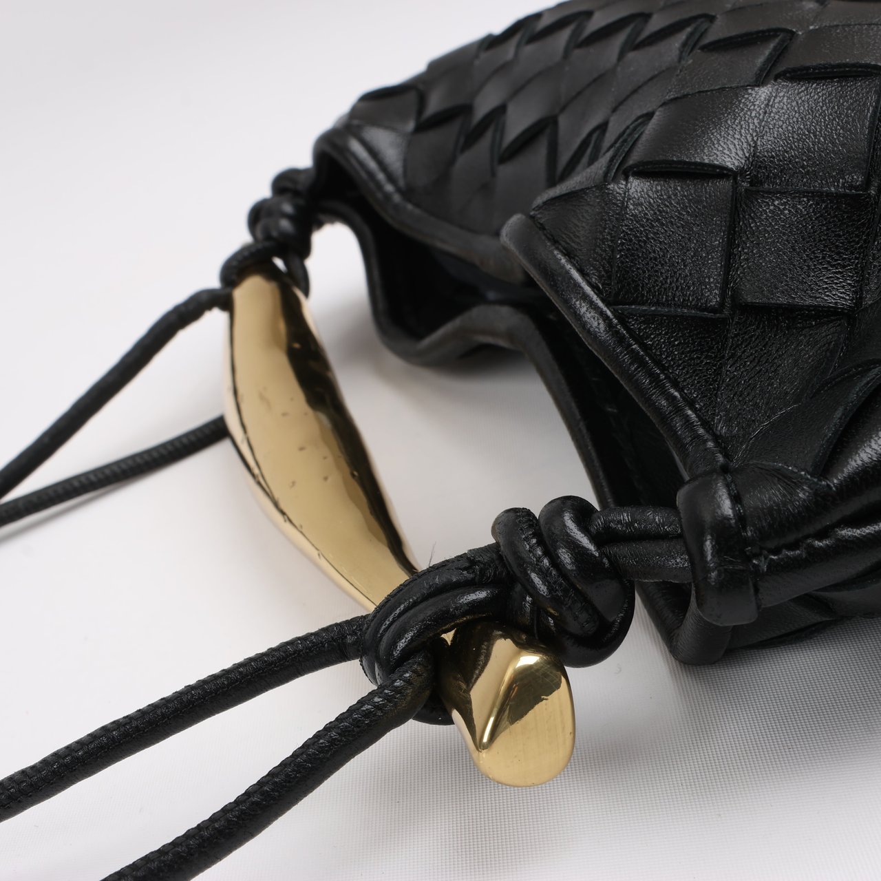 Bottega Veneta Intrecciato Sardines Leather Shoulder Bag in Black Zwart