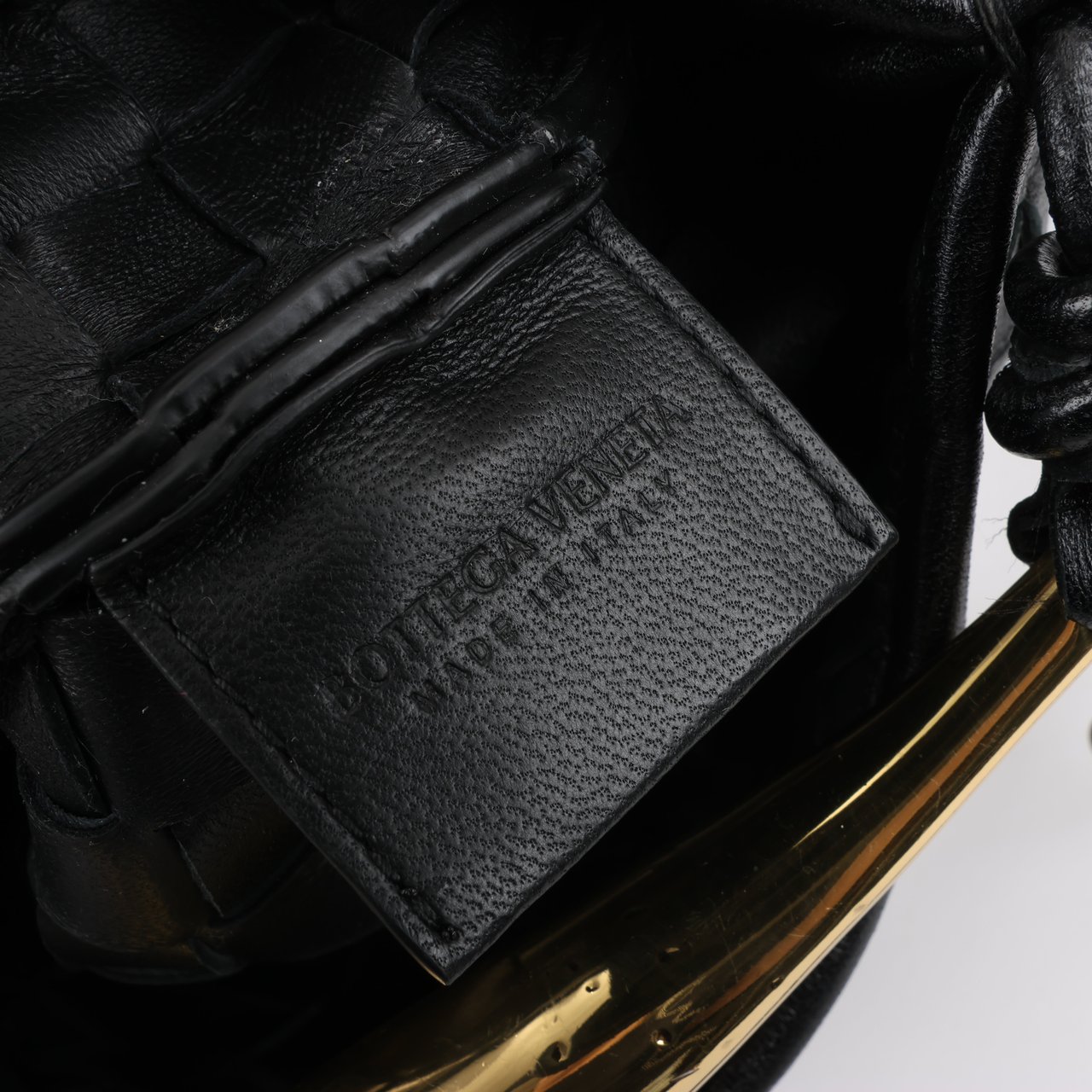 Bottega Veneta Intrecciato Sardines Leather Shoulder Bag in Black Zwart