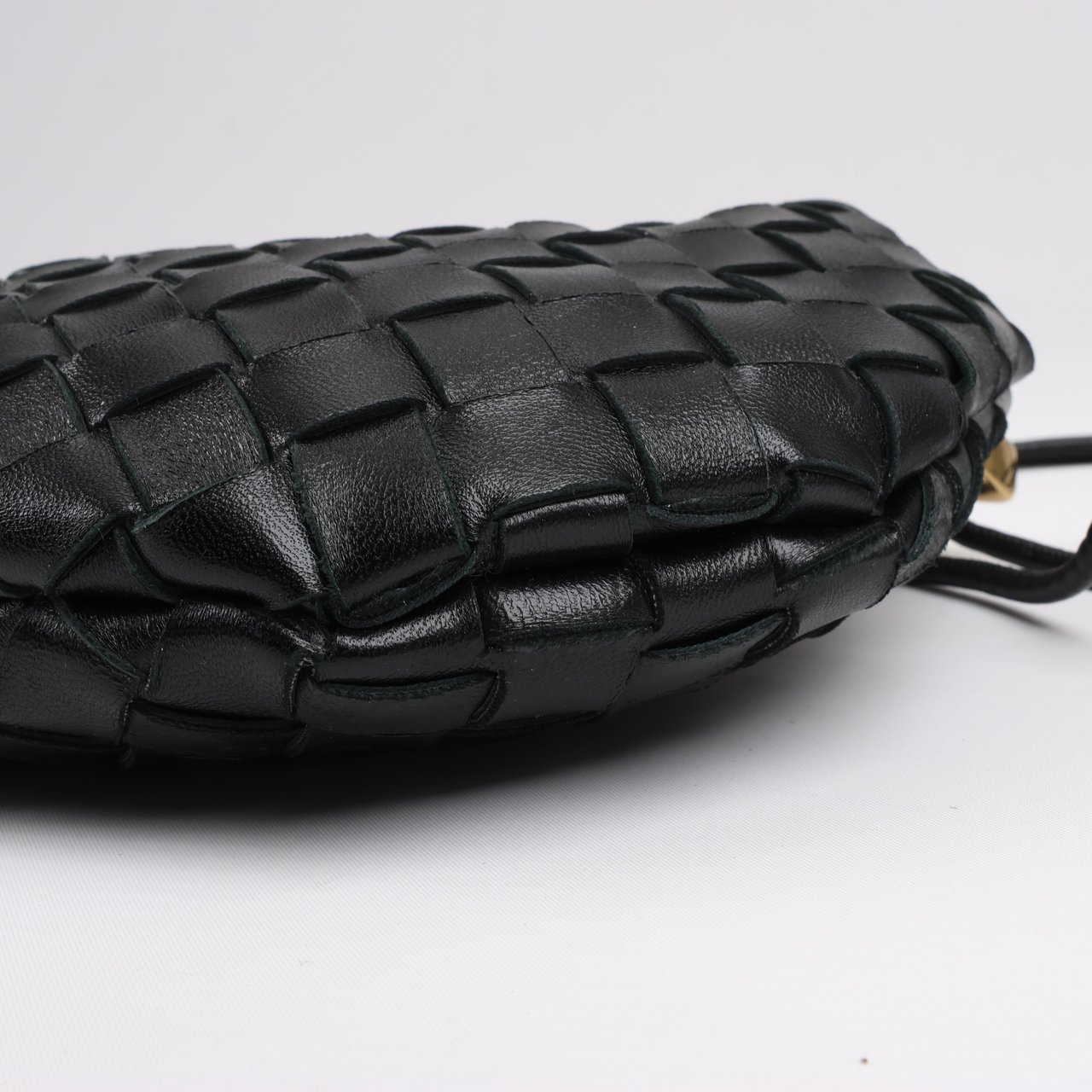 Bottega Veneta Intrecciato Sardines Leather Shoulder Bag in Black Zwart