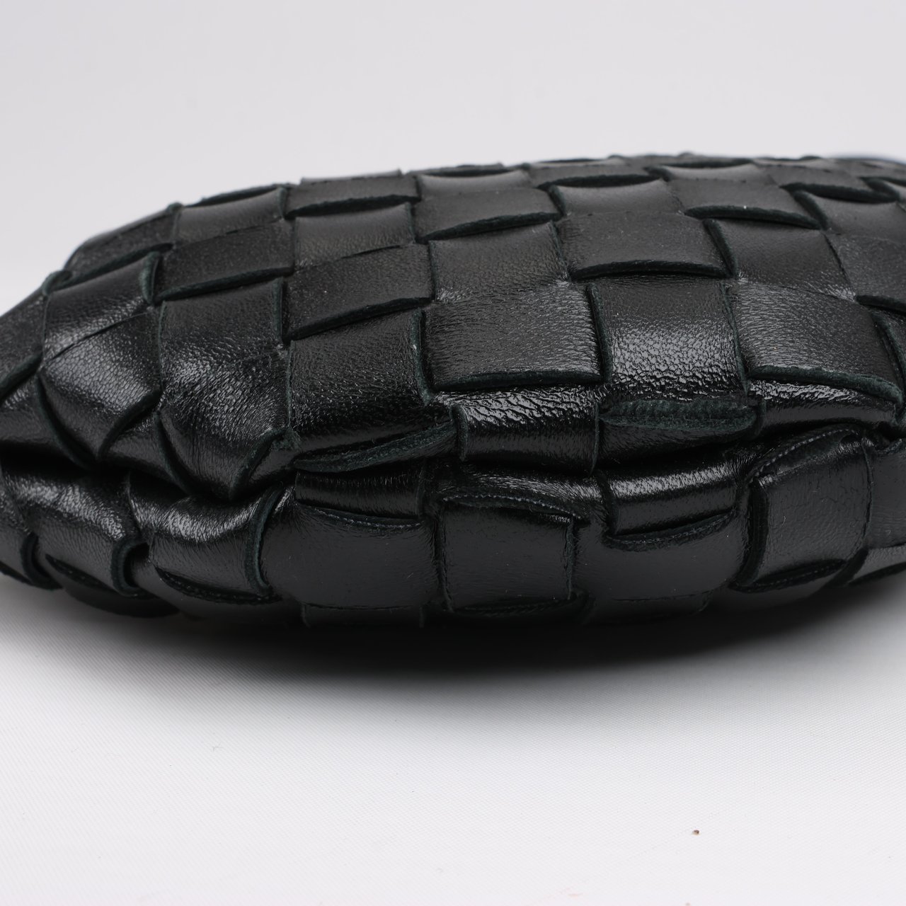 Bottega Veneta Intrecciato Sardines Leather Shoulder Bag in Black Zwart