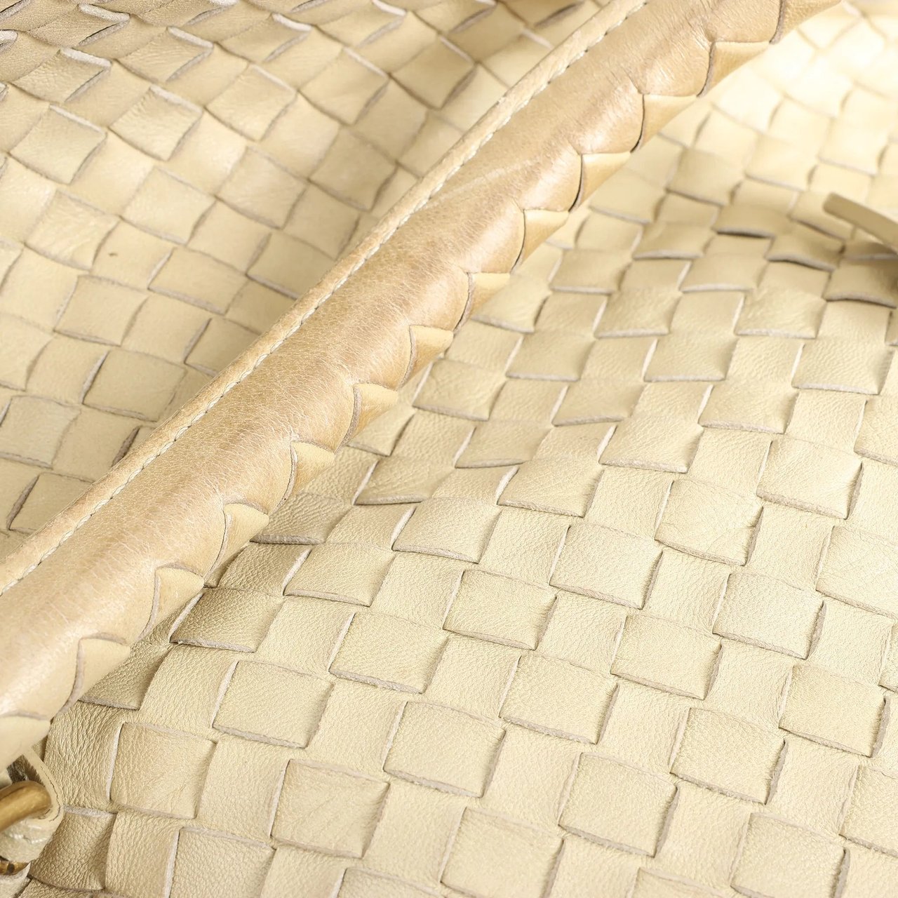 Bottega Veneta Montaigne  Intrecciato Leather Shoulder Bag in Beige 173398 Beige