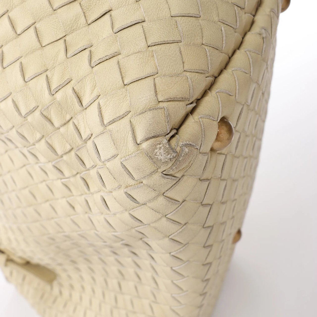 Bottega Veneta Montaigne  Intrecciato Leather Shoulder Bag in Beige 173398 Beige