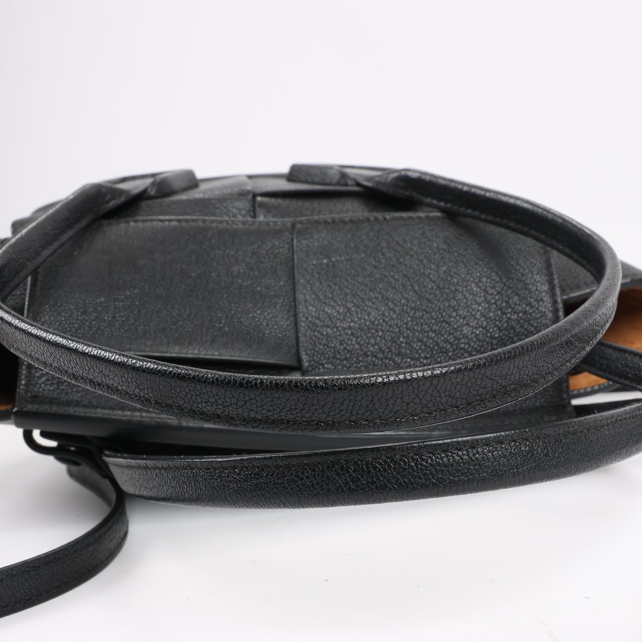 Bottega Veneta Arco Mini Leather Maxi Intrecciato 2Way Handbag in Black Zwart