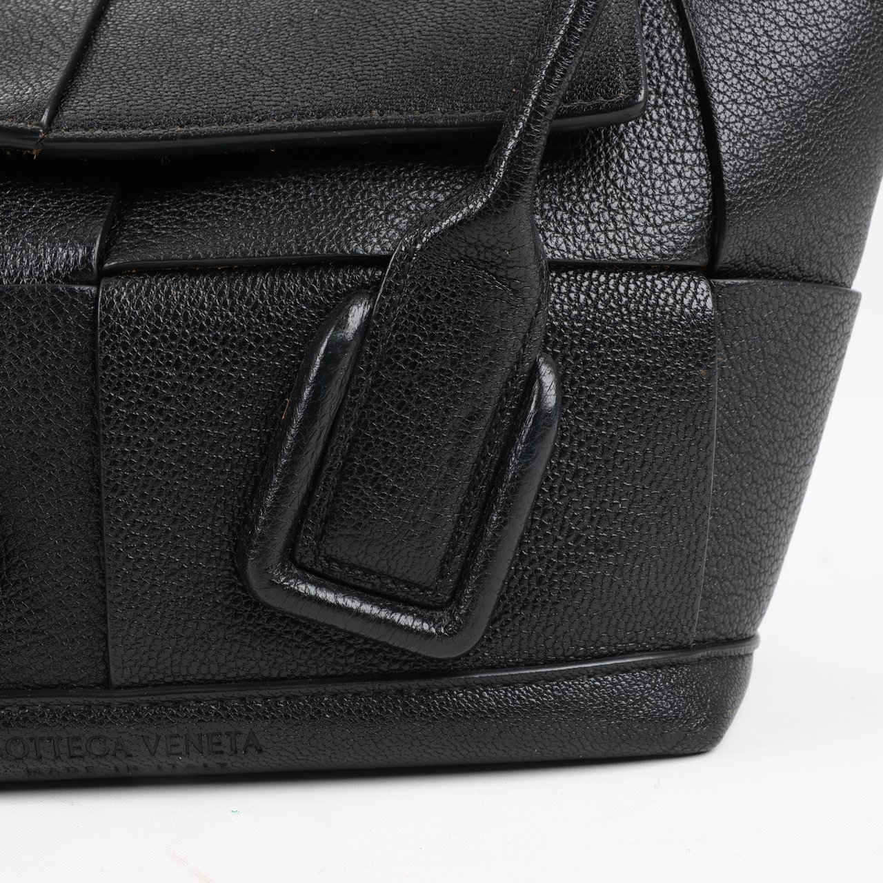 Bottega Veneta Arco Mini Leather Maxi Intrecciato 2Way Handbag in Black Zwart