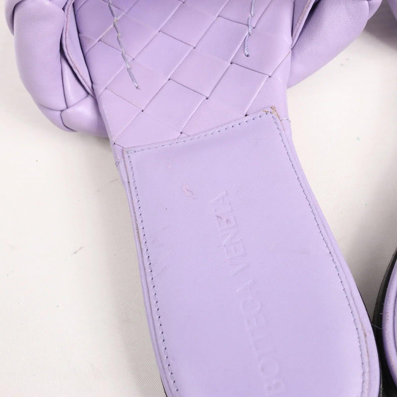 Bottega Veneta Lido Intrecciato Leather Sandals in Purple, Size 37 EU Paars
