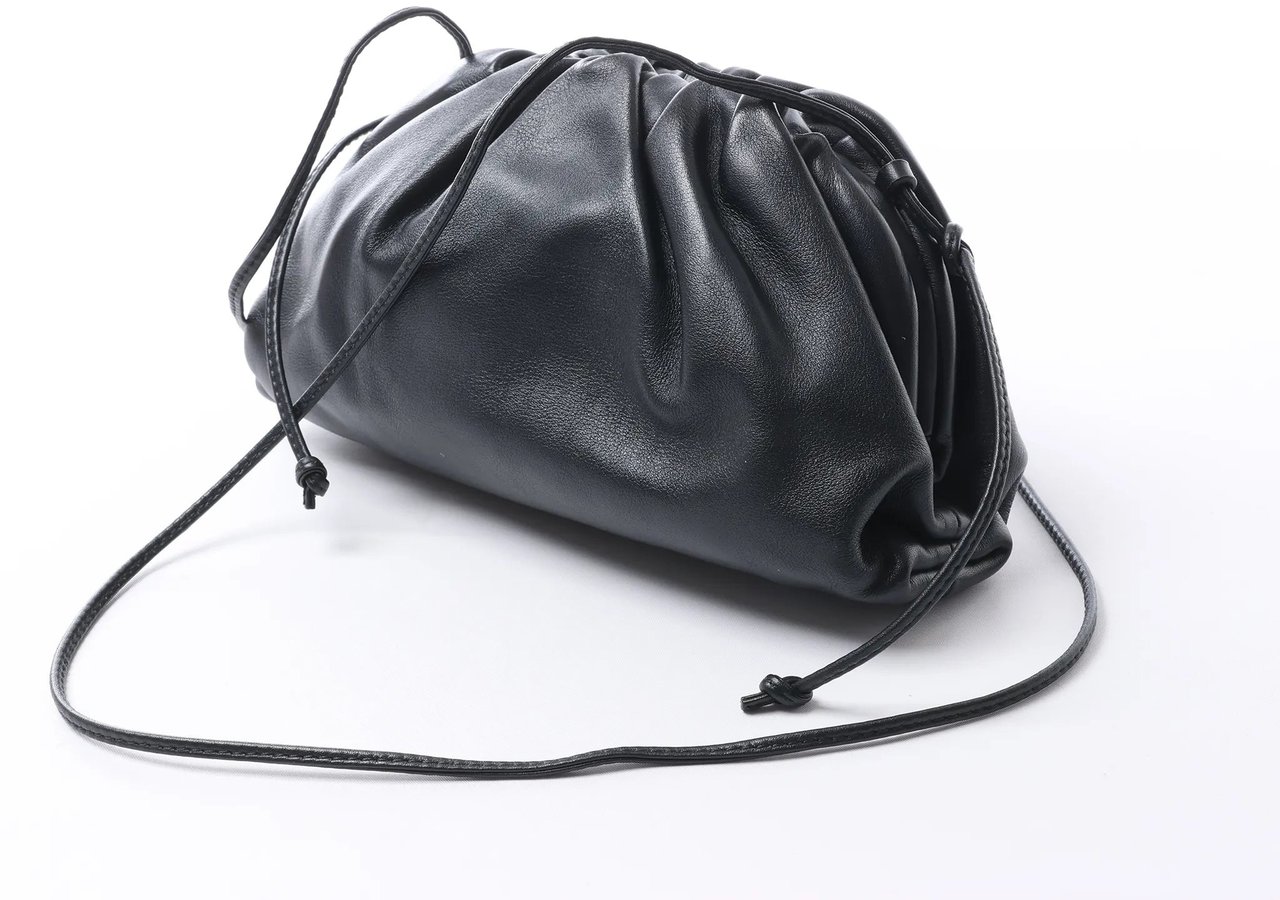Bottega Veneta The Pouch Mini Leather Crossbody bag in Black Zwart