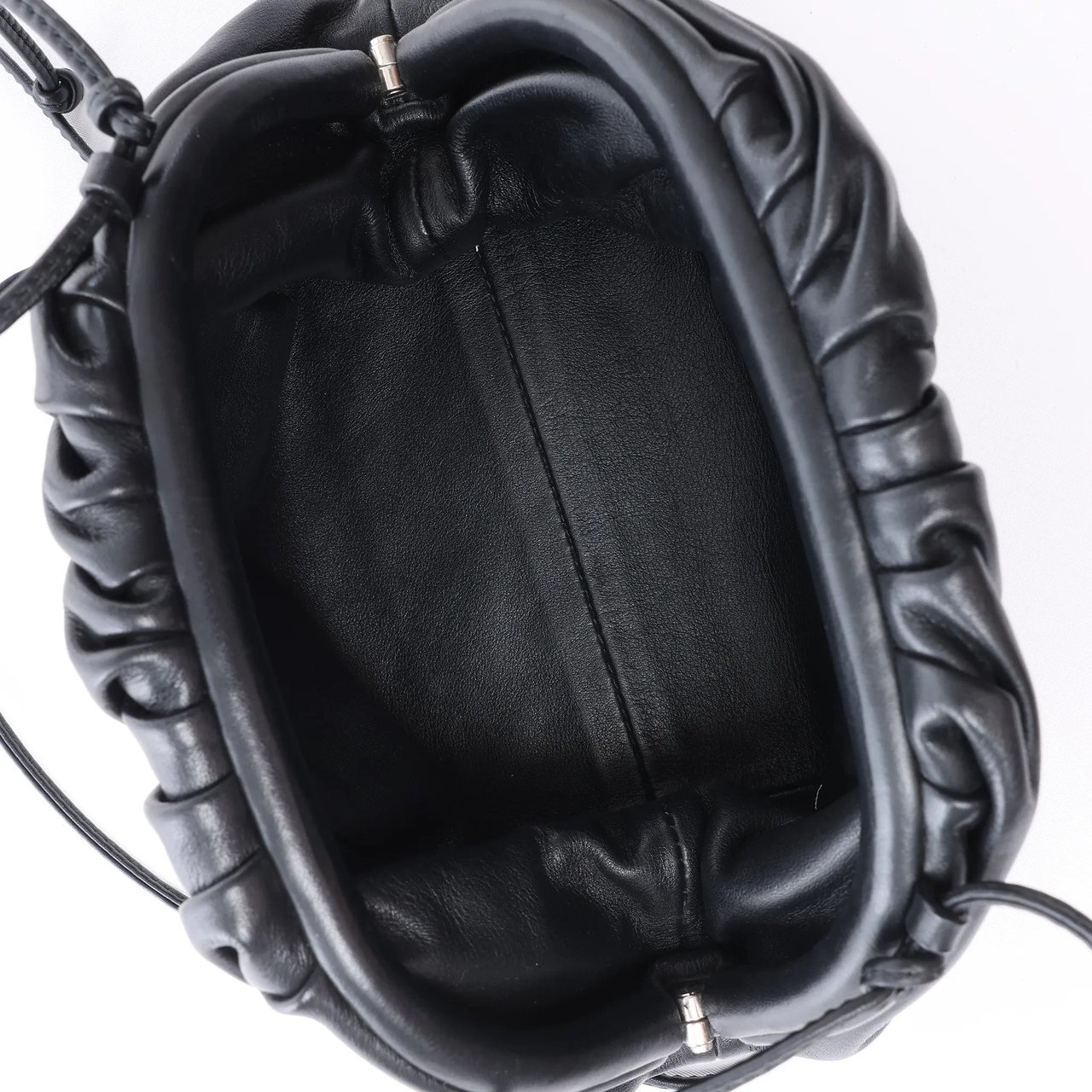 Bottega Veneta The Pouch Mini Leather Crossbody bag in Black Zwart