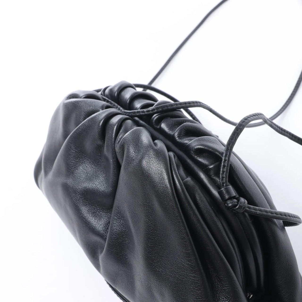Bottega Veneta The Pouch Mini Leather Crossbody bag in Black Zwart