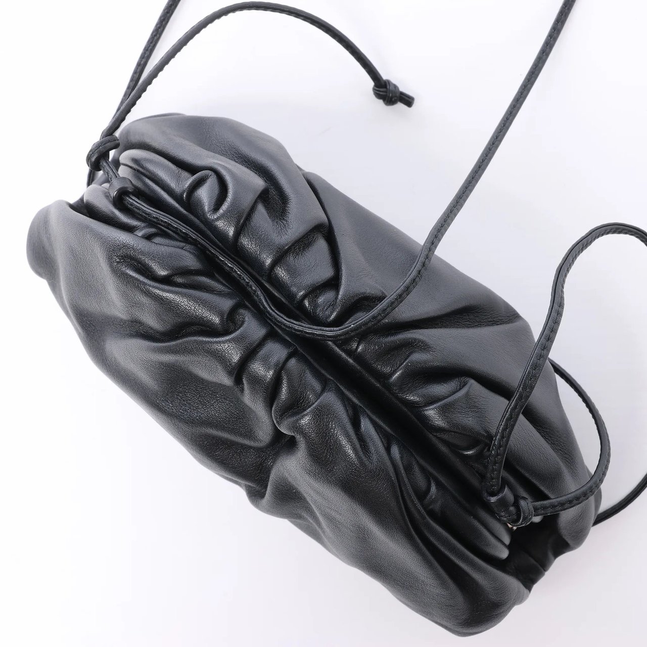 Bottega Veneta The Pouch Mini Leather Crossbody bag in Black Zwart
