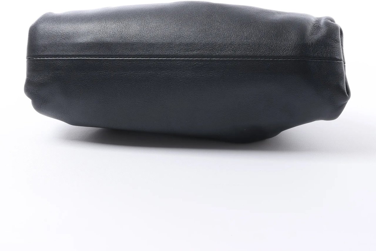 Bottega Veneta The Pouch Mini Leather Crossbody bag in Black Zwart