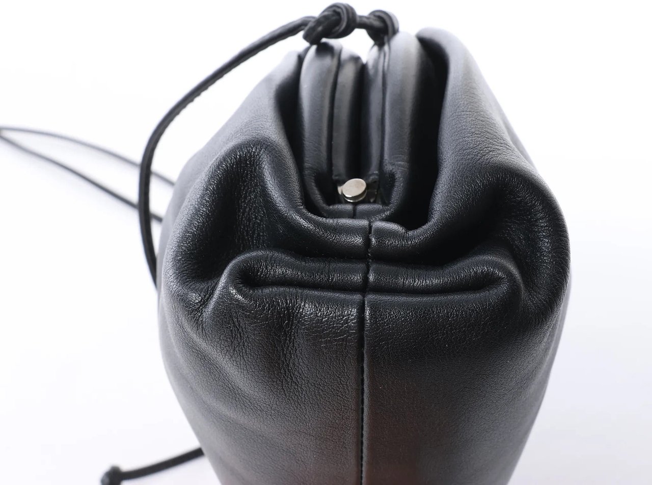 Bottega Veneta The Pouch Mini Leather Crossbody bag in Black Zwart