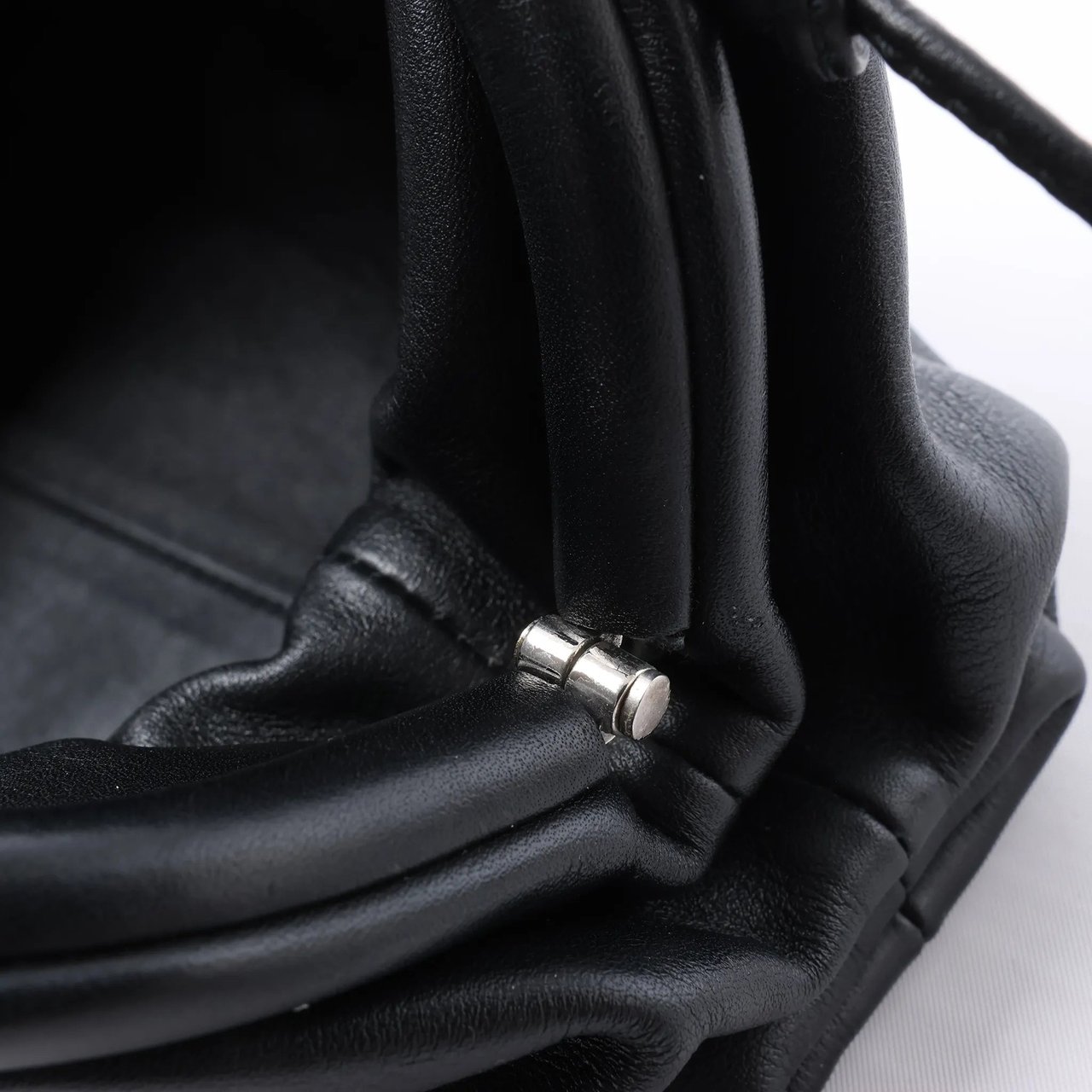 Bottega Veneta The Pouch Mini Leather Crossbody bag in Black Zwart