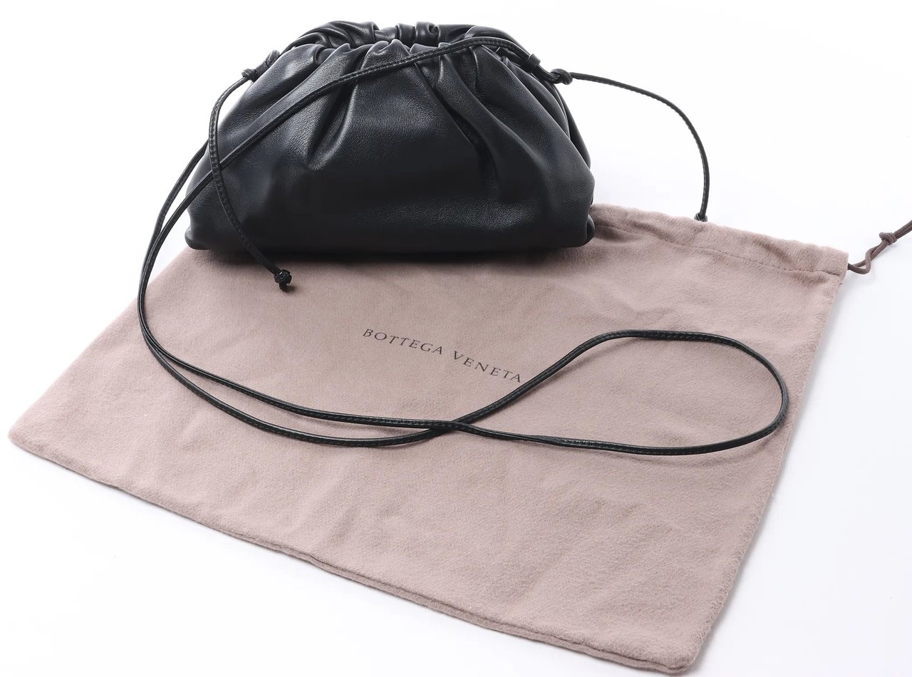 Bottega Veneta The Pouch Mini Leather Crossbody bag in Black Zwart