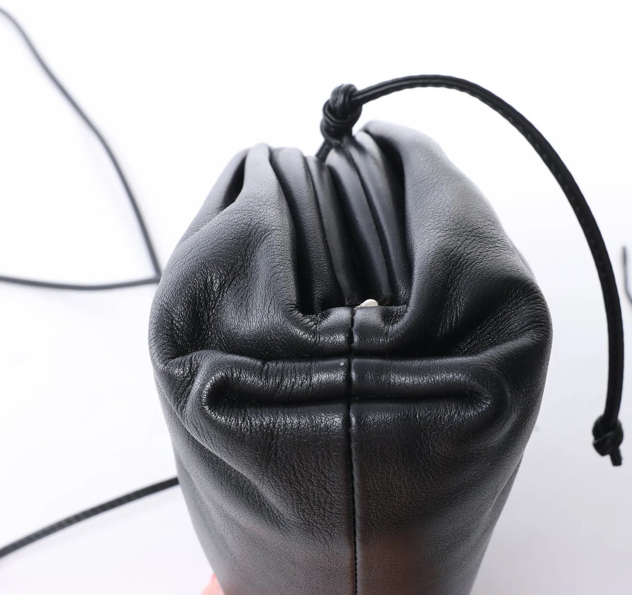Bottega Veneta The Pouch Mini Leather Crossbody bag in Black Zwart