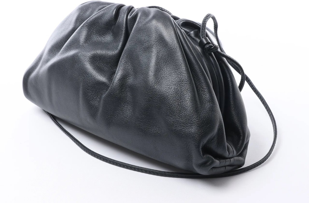 Bottega Veneta The Pouch Mini Leather Crossbody bag in Black Zwart