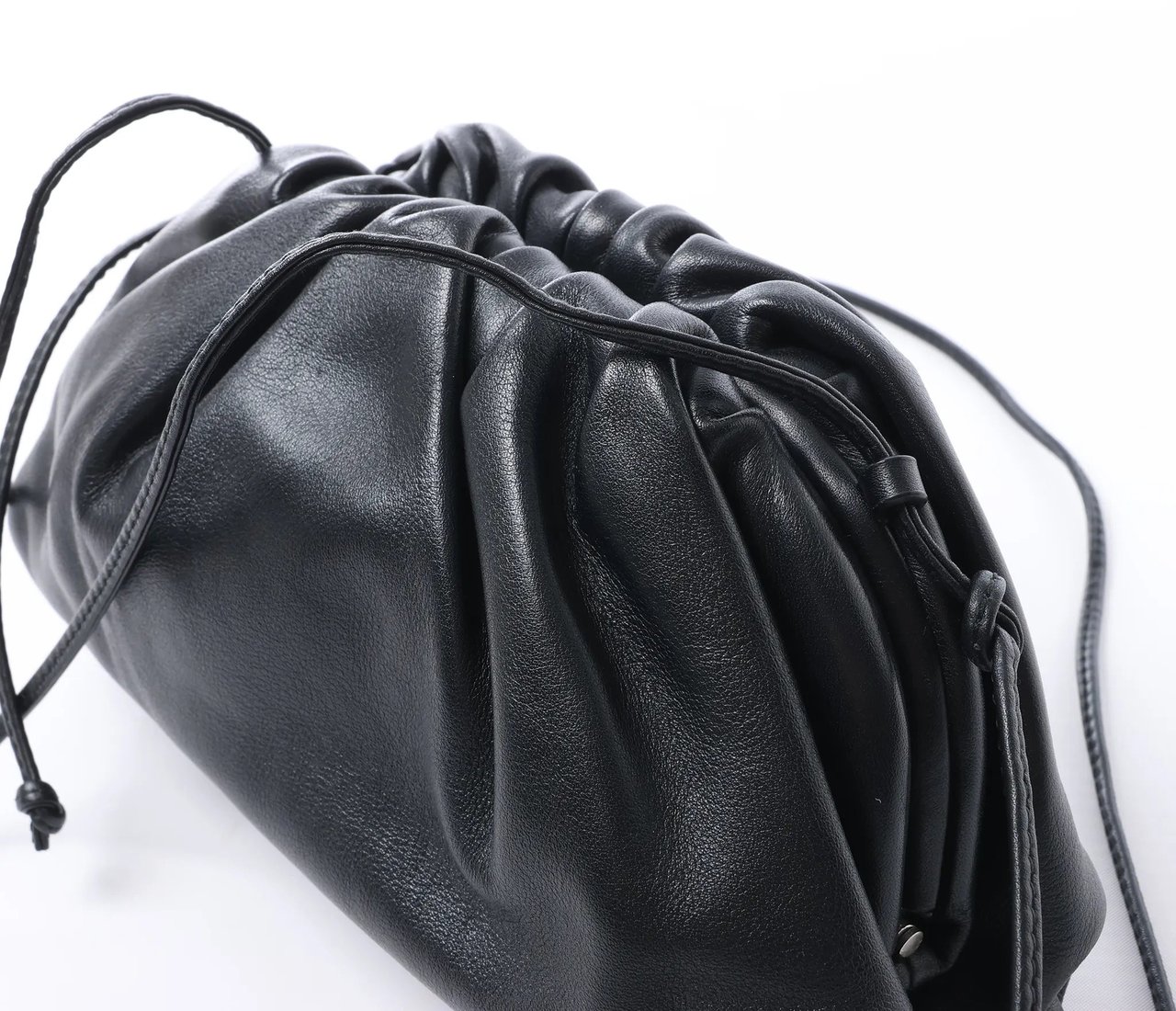 Bottega Veneta The Pouch Mini Leather Crossbody bag in Black Zwart