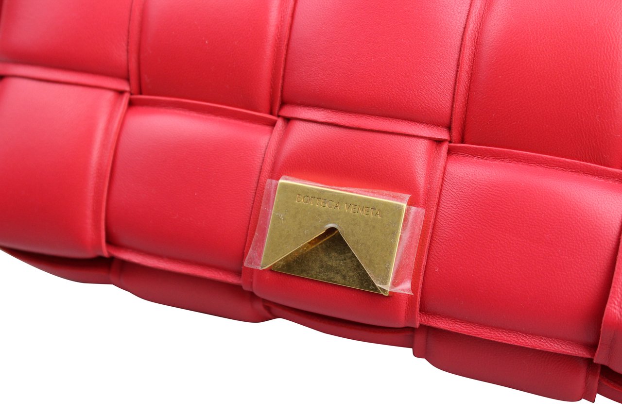 Bottega Veneta Bottega Veneta Padded Cassette Tas 'Firework Red' Rood