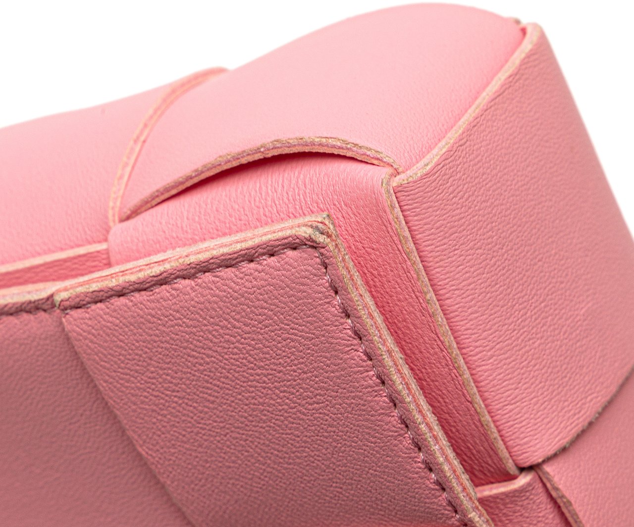 Bottega Veneta Candy Nappa Intrecciato Cassette Crossbody Roze